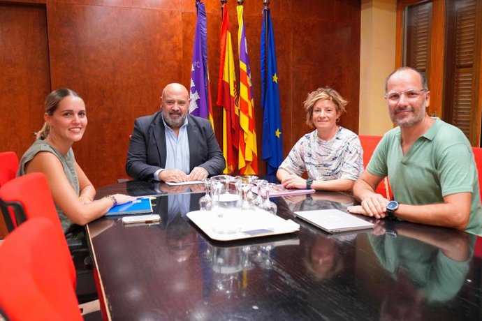 De izquierda a derecha, la regidora de Servicios Sociales, Educación y Participación Ciudadana, Lourdes Roca, el alcalde de Palma, Jaime Martínez, la presidenta de Espiral, Ana Sánchez, y su director, Xavier Torrens.