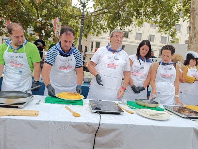 Juan Mari Aburto y varios integrantes de la Comisión Mixta de Fiestas en el Concurso de Tortillas