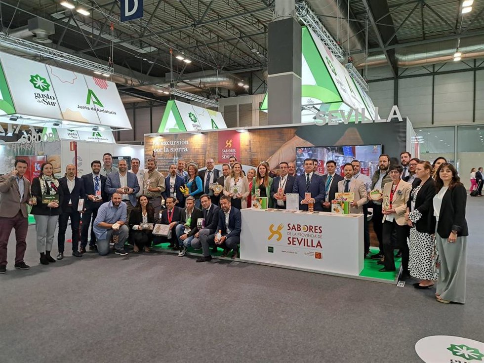 Archivo - Integrantes de 'Sabores de la Provincia de Sevilla' en el Salón Gourmet de Madrid.