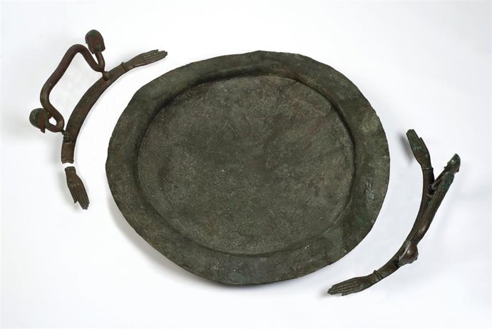 El brasero con asas hathóricas es una de las piezas que ha viajado a la exposición temporal "Los últimos días de Tarteso"  de Alcalá de Henares.
