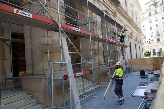 Instalación de los andamios para la restauración de la fachada central del Ayuntamiento, en la Plaza Nueva.