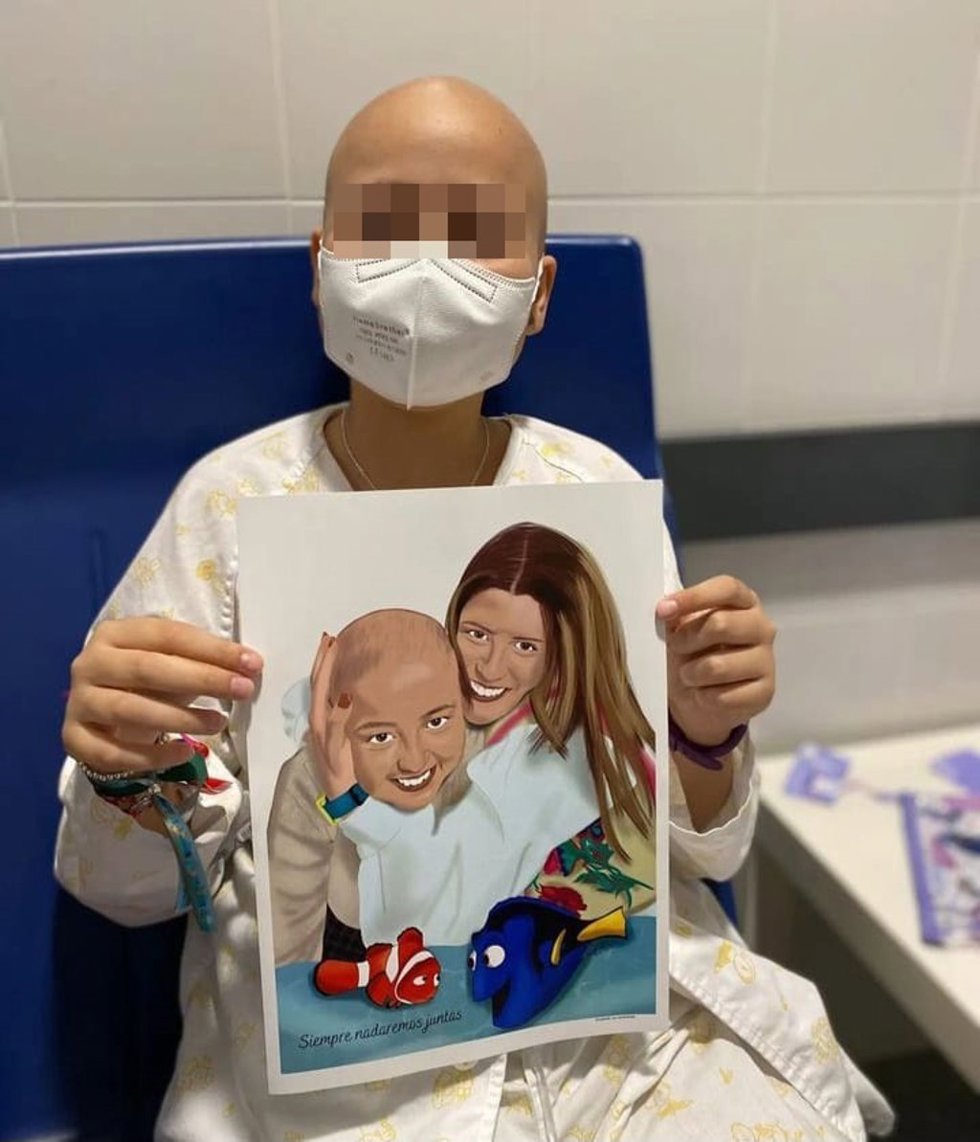 Archivo - Imagen de la pequeña Paula, que posa con un dibujo en el que aparece junto a su madre y que fue un regalo.