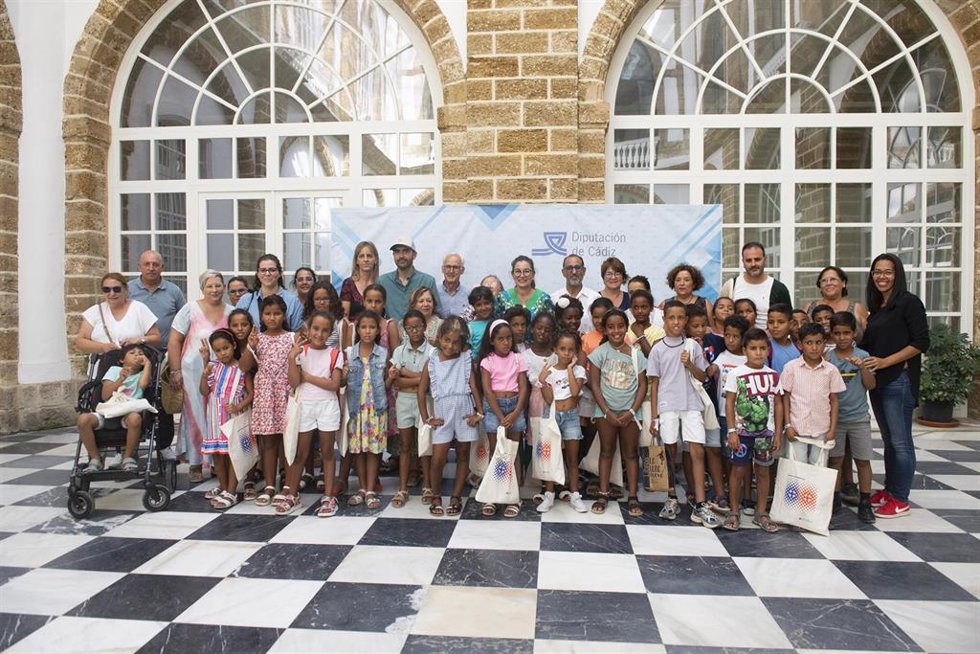La diputada responsable del Servicio de Cooperación Internacional de la Diputación de Cádiz, Ana Moreno, recibe a un grupo de niños y niñas saharauis que están pasando sus vacaciones en la provincia de Cádiz