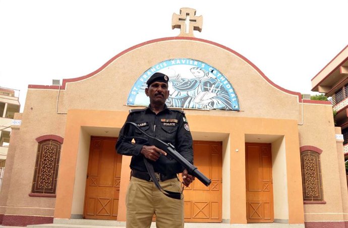 Un policía paquistaní vigila la entrada de una iglesia en Jaranwala.