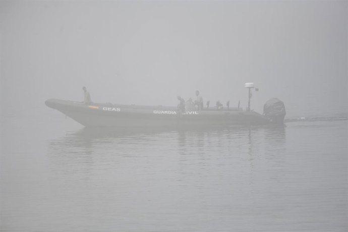 Archivo - Agentes vigilan en el espigón de la playa del Tarajal, foto de archivo