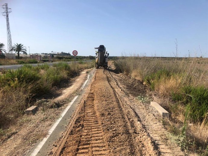 La Junta inicia las obras para mejorar la rodadura del carril bici de la A-2077 en Sanlúcar