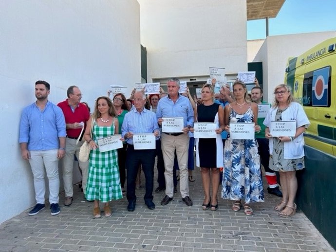Concentración en el centro de salud Aguadulce Sur, en Roquetas de Mar (Almería)