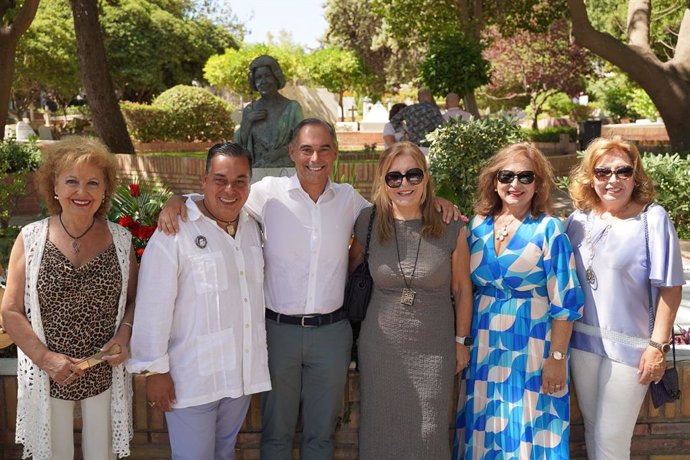 El alcalde, Juan Antonio Lara, junto a otras personalidades que han asistido al homenaje a Imperio Argentina en el cementerio de Benalmádena.