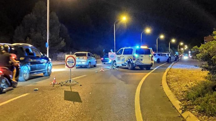 Una furgoneta de la Policía Local, en uno de los controles efectuados en Palma.