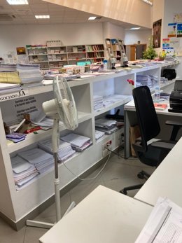 Interior de un juzgado de Alcalá, con la imagen de un ventilador en primer plano.