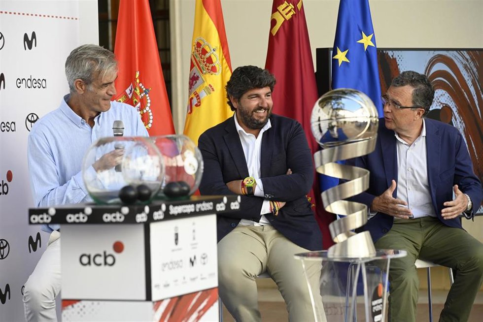 De izquierda a derecha: el presidente de la ACB, Antonio Martín; el jefe del Ejecutivo regional en funciones, Fernando López Miras, y el alcalde de Murcia, José Ballesta