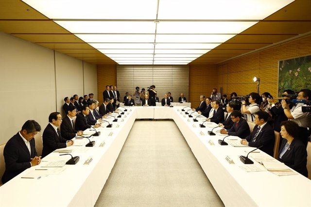 22 August 2023, Japan, Tokyo: Japanese Prime Minister Fumio Kishida (Center L) and Japan's Foreign Minister Yoshimasa Hayashi (Center R) speak during a meeting with representatives of the Inter-Ministerial Council for Contaminated Water, Treated Water and