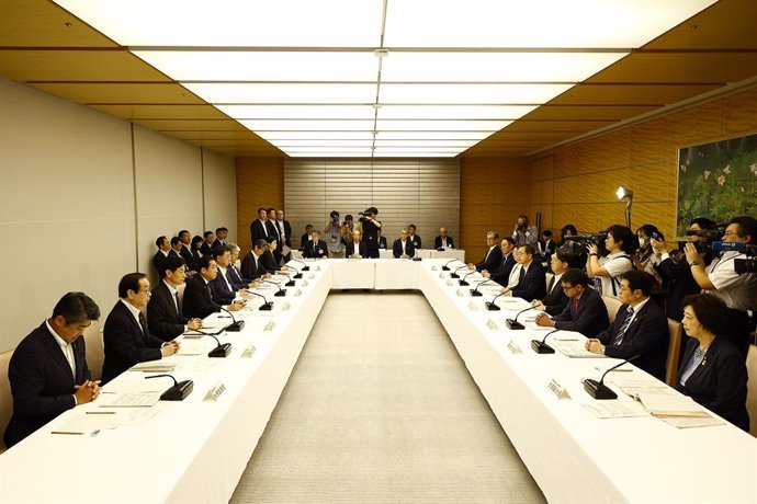 22 August 2023, Japan, Tokyo: Japanese Prime Minister Fumio Kishida (Center L) and Japan's Foreign Minister Yoshimasa Hayashi (Center R) speak during a meeting with representatives of the Inter-Ministerial Council for Contaminated Water, Treated Water a