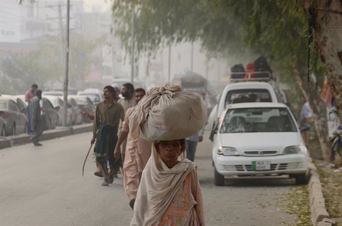 Archivo - Manifestantes bloquean las principales carreteras de Islamabad y Lahore para protestar contra la decisión de un tribunal paquistaní de absolver a una mujer cristiana acusada de blasfemia