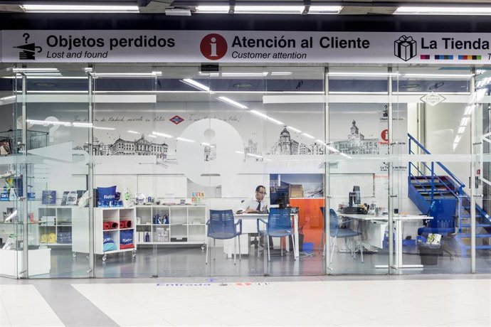 Archivo - Centro de Atención al Cliente en la estación de Metro de Plaza Castilla
