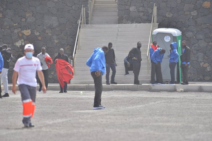 Varios inmigrantes que iban en el cayuco, en el Puerto de la Restinga, a 11 de agosto de 2023, en El Pinar de El Hierro, El Hierro, Islas Canarias (España). 