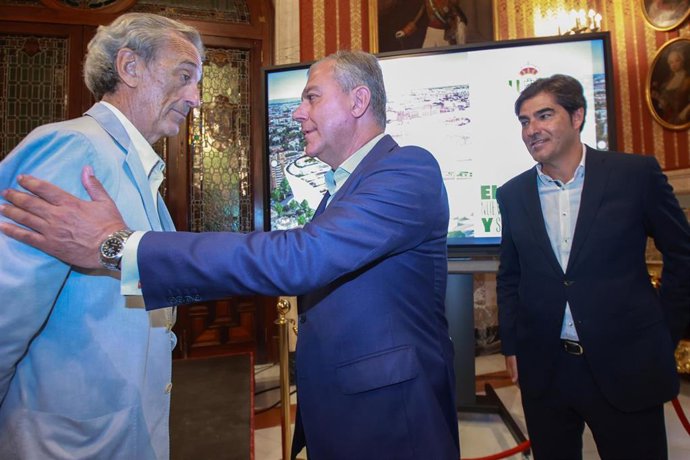 El alcalde de Sevilla saluda al arquitecto del Nuevo Villamarín, en presencia del presidente del Real Betis, en el acto de presentación del proyecto del estadio verdiblanco, en el Salón Colón.