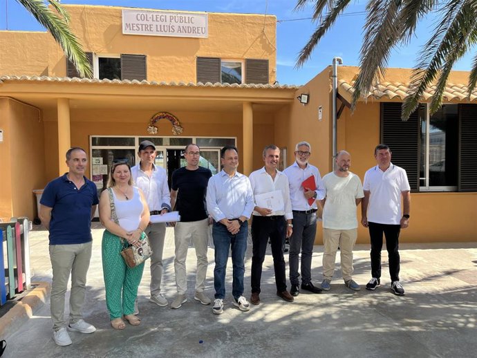 El conseller de Educación y Universidades, Antoni Vera, el presidente del Consell de Formentera, Lloren Córdoba, junto con responsables de su conselleria y la institución insular en una visita a Formentera.