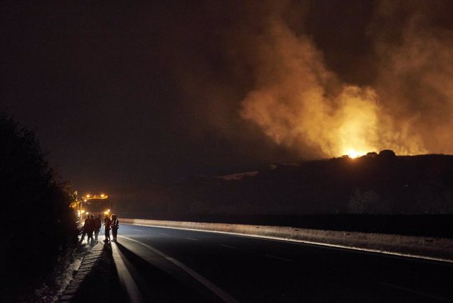 27 July 2023, Greece, Velestino: Smoke and flames rise during a wild fire at Velestino area around the city of Volos. Photo: Nikolas Georgiou/ZUMA Press Wire/dpa