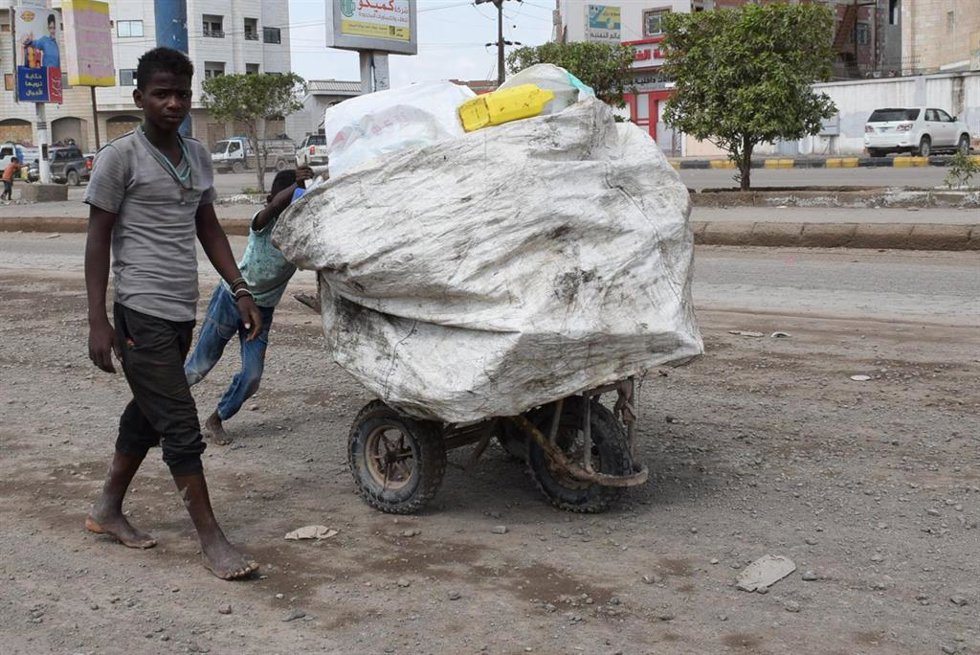 Archivo - Un migrante africano en la ciudad de Aden, en Yemen (Archivo)