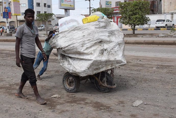 Archivo - (200327) -- ADEN, March 27, 2020 (Xinhua) -- Migrants push a wheelbarrow loaded with recyclable items in the southern port city of Aden, Yemen, March 27, 2020. Yemen's security authorities launched a campaign for deporting the illegal African mi