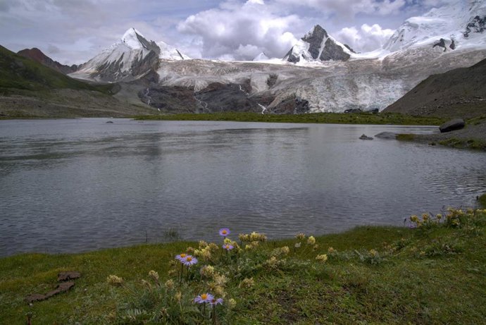 Vista general de la montaña Sapukonglagabo en Tíbet