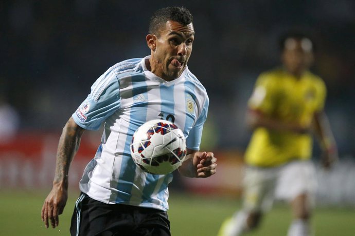 Futbol, Argentina v Colombia. Copa America 2015.  El jugador de Argentina, Carlos Tévez, controla el balón durante el partido de cuartos de final de la Copa America 2015 contra Colombia disputado en el estadio Sausalito de Viña del Mar, Chile. 26/06/2015