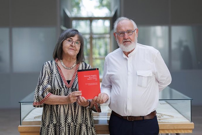 Los investigadores Ana María González Gil y Ángel García-Sanz Marcotegui, autores del sexto tomo del 'Diccionario biográfico del socialismo histórico navarro', editado por la Universidad Pública de Navarra (UPNA).