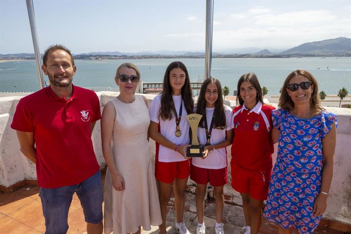 La consejera de Cultura, Turismo y Deporte, Eva Guillermina Fernández, con las ganadoras en categoría infantil del Campeonato de España de Selecciones Autonómicas de Voley Playa