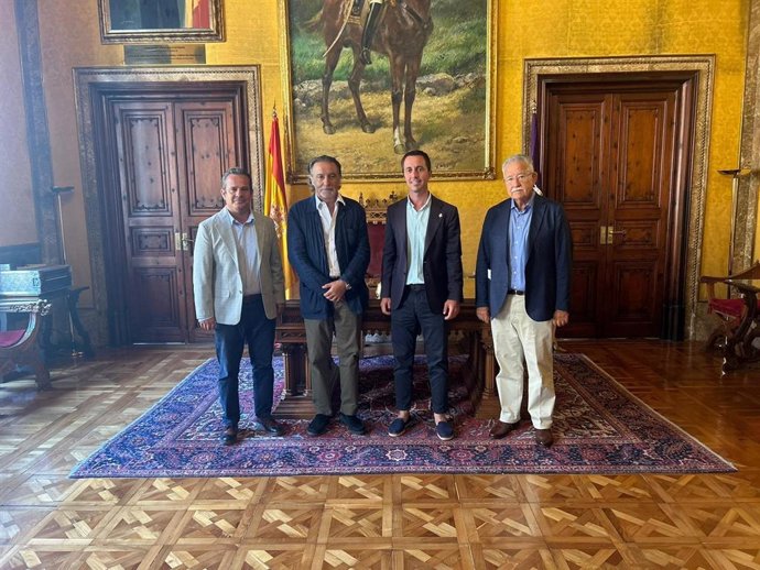 El presidente insular, Lloren Galmés, y el conseller de Presidencia, Toni Fuster, junto al presidente de la Cámara, Eduardo Soriano, y el secretario general, Antonio Grimalt