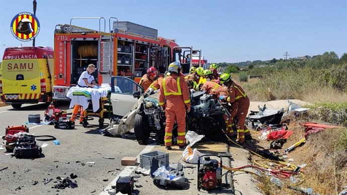 Tres personas heridas tras sufrir un choque frontal con una grúa en la CV-415 en Picassent (Valencia)