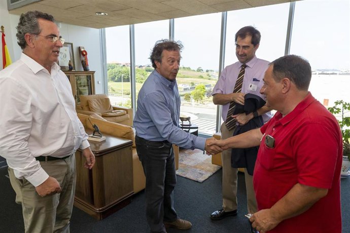 El consejero de Desarrollo Rural, Ganadería, Pesca y Alimentación, Pablo Palencia, recibe a representantes de la Cofradía de Pescadores de Santoña
