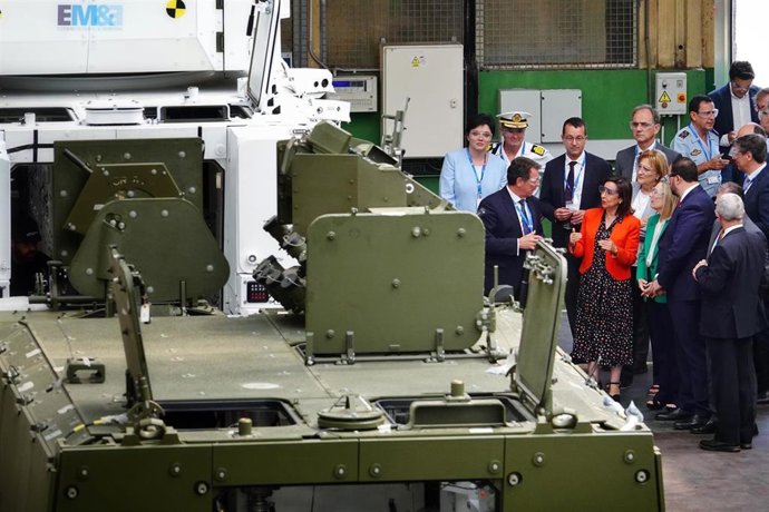 Archivo - La ministra de Defensa, Margarita Robles (4i), y el presidente del Principado en funciones, Adrián Barbón (2d), durante una visita a la fábrica de Santa Bárbara Sistemas en Trubia, a 30 de junio de 2023, en Turbia, Asturias (España). La minist