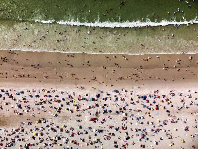 La Playa de Panxón (Pontevedra) llena de personas durante la ola de calor.