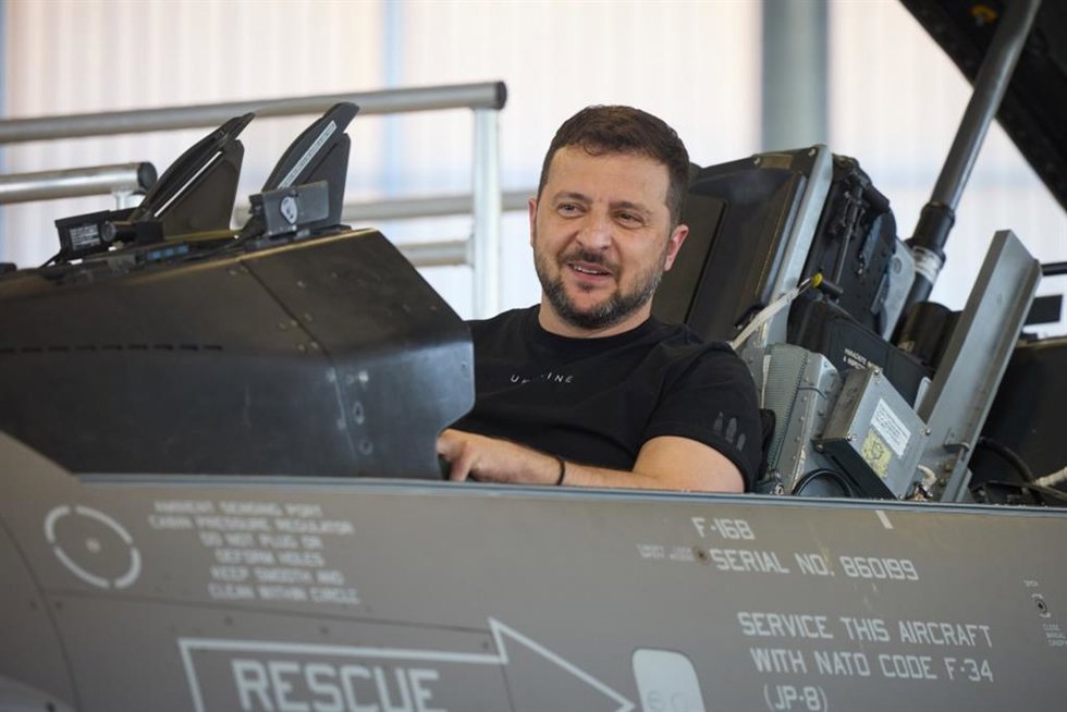 El presidente de Ucrania, Volodimir Zelenski, sentado en un caza F-16 en Dinamarca