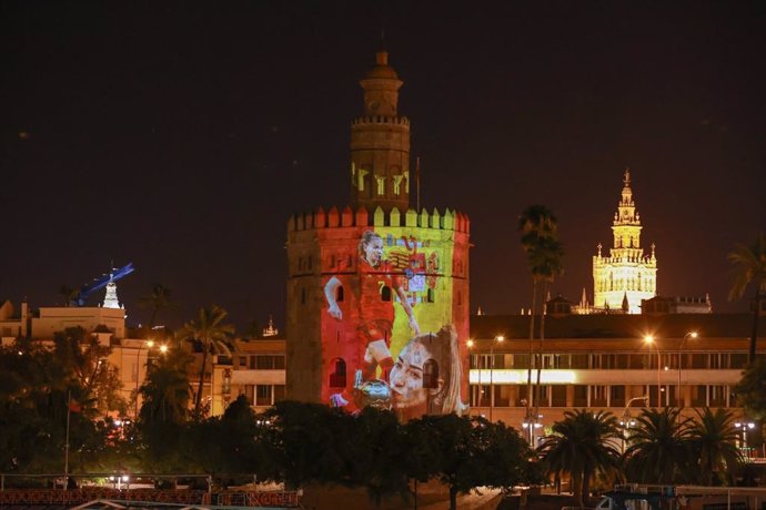 La Torre del Oro proyecta imágenes de Olga Carmona e Irene Guerrero por el campeonato mundial de fútbol.