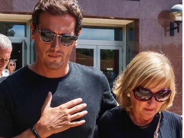 ALBERT RIVERA Y SU MADRE EN EL ÚLTIMO ADIÓS A SU PADRE