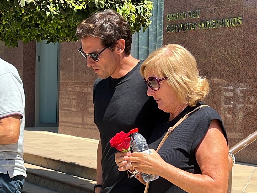 ALBERT RIVERA Y SU MADRE EN EL ÚLTIMO ADIÓS A SU PADRE