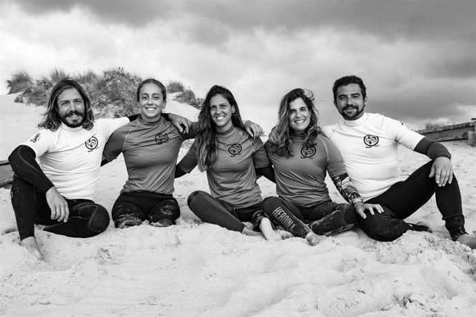 Archivo - Foto del equipo de surf adaptado femenino de la Fundación También