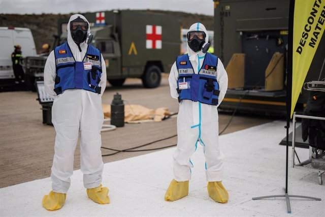 Archivo - Miembros de la UME vestidos con trajes NRBQ durante un simulacro de emergencia nuclear en la Escuela Nacional de Protección Civil (ENCP), a 8 de junio de 2023, en Madrid (España). Protección Civil y Emergencias ha realizado una simulación de un 