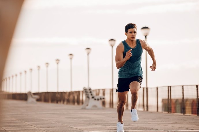 Archivo - Male runner sprinting outdoors in morning