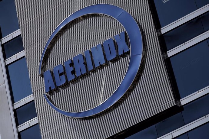 Archivo - Detalle del logo de Acerinox en su sede de Madrid