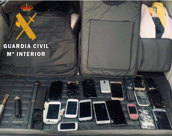 Móviles intervenidos a un detenido que circulaba en dirección contraria por la AP-15.