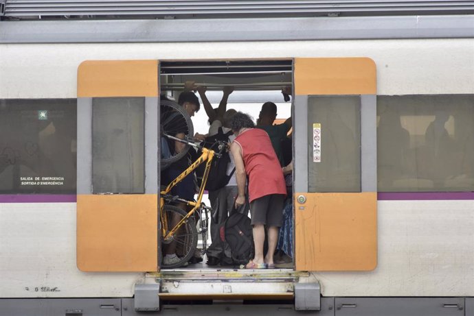 Varias personas en el interior de un tren en Vilanova i la Geltrú, una de las estaciones afectadas, a 16 de agosto de 2023, en Vilanova i la Geltrú, Barcelona, Catalunya (España). 