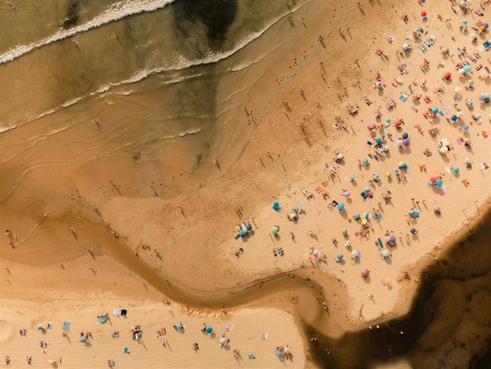 Imagen aérea de la playa de Panxón, a 22 de agosto de 2023, en Nigrán, Pontevedra, Galicia (España). La Xunta activó ayer, 21 de agosto, la alerta por un episodio de calor esta semana, que se corresponde con la cuarta ola de calor del verano en España. 