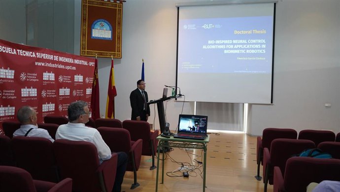 Francisco García Córdova, profesor del departamento de Ingeniería Térmica y Fluidos de la UPCT, durante la defensa de su tesis doctoral