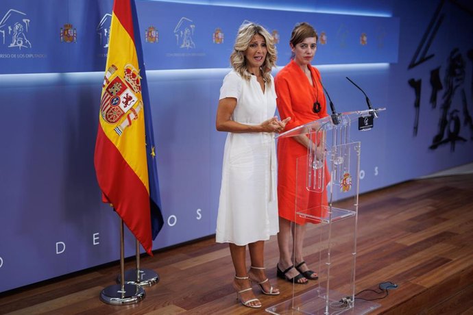 La vicepresidenta segunda en funciones y líder de Sumar, Yolanda Díaz (i), y la portavoz parlamentaria de Sumar, Marta Lois (d), ofrecen una rueda de prensa, en el Congreso de los Diputados, a 21 de agosto de 2023, en Madrid (España). Esta rueda de pren