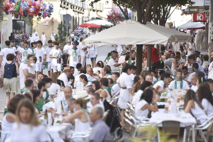 Decenas de personas en la terraza de un bar el día del lanzamiento del cohete anunciador de las Fiestas de San Lorenzo 2023, a 9 de agosto de 2023, en Huesca, Aragón (España). 
