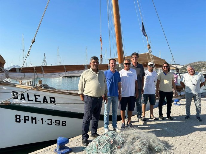 El presidente del Consell, Lloren Galmés, y el vicepresidente segundo, Pedro Bestard, antes de subir a bordo de La Balear