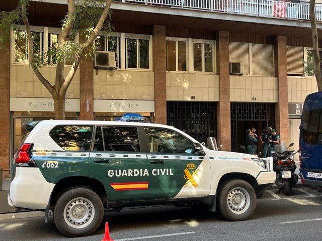 Una patrulla de la Guàrdia Civil al carrer Sepúlveda de Barcelona